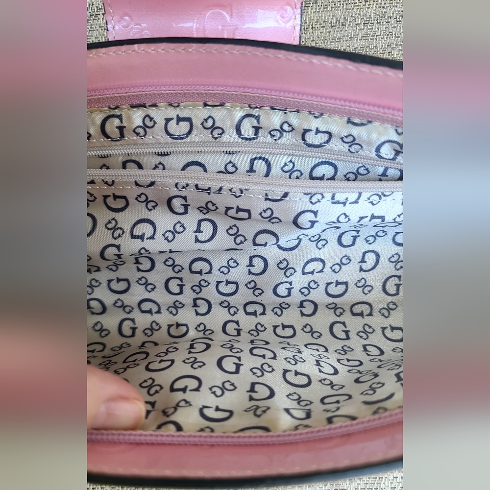 Guess pink patent leather embossed GG logo heart charm wristlet - Picture 5 of 13